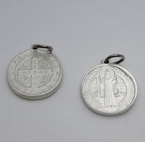 Medaglia croce San Benedetto metallo lucido diametro 2cm