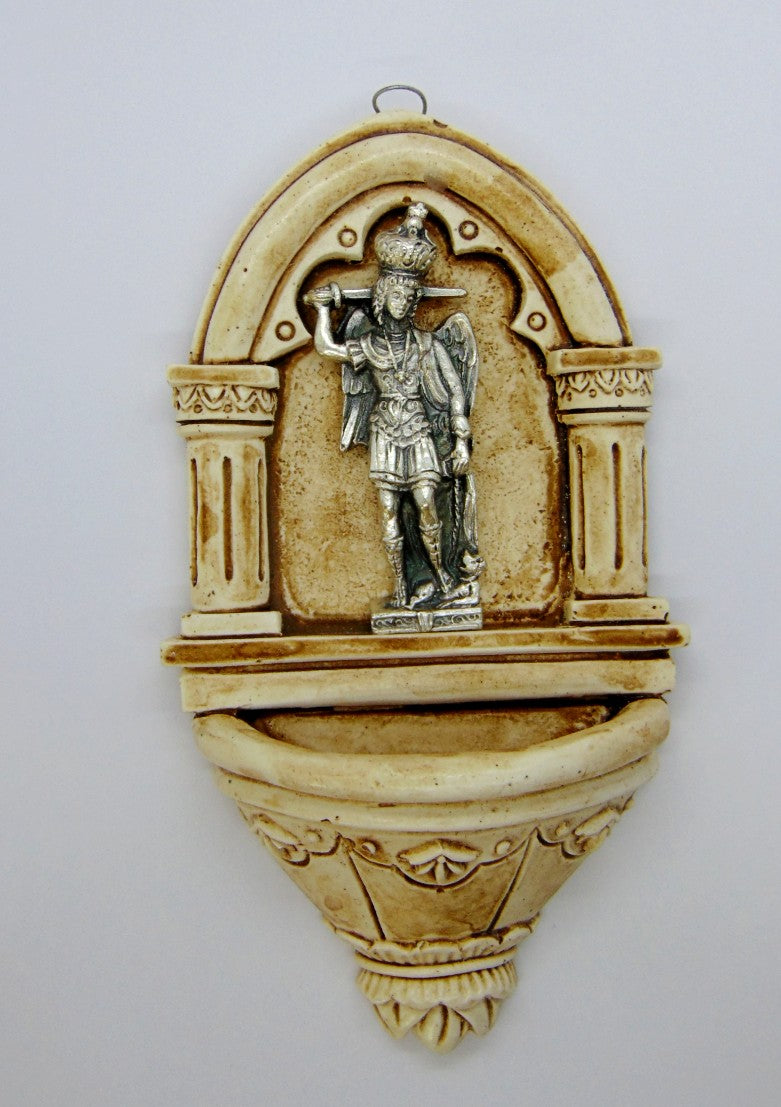 Acquasantiera decorata  a mano con San Michele Arcangelo