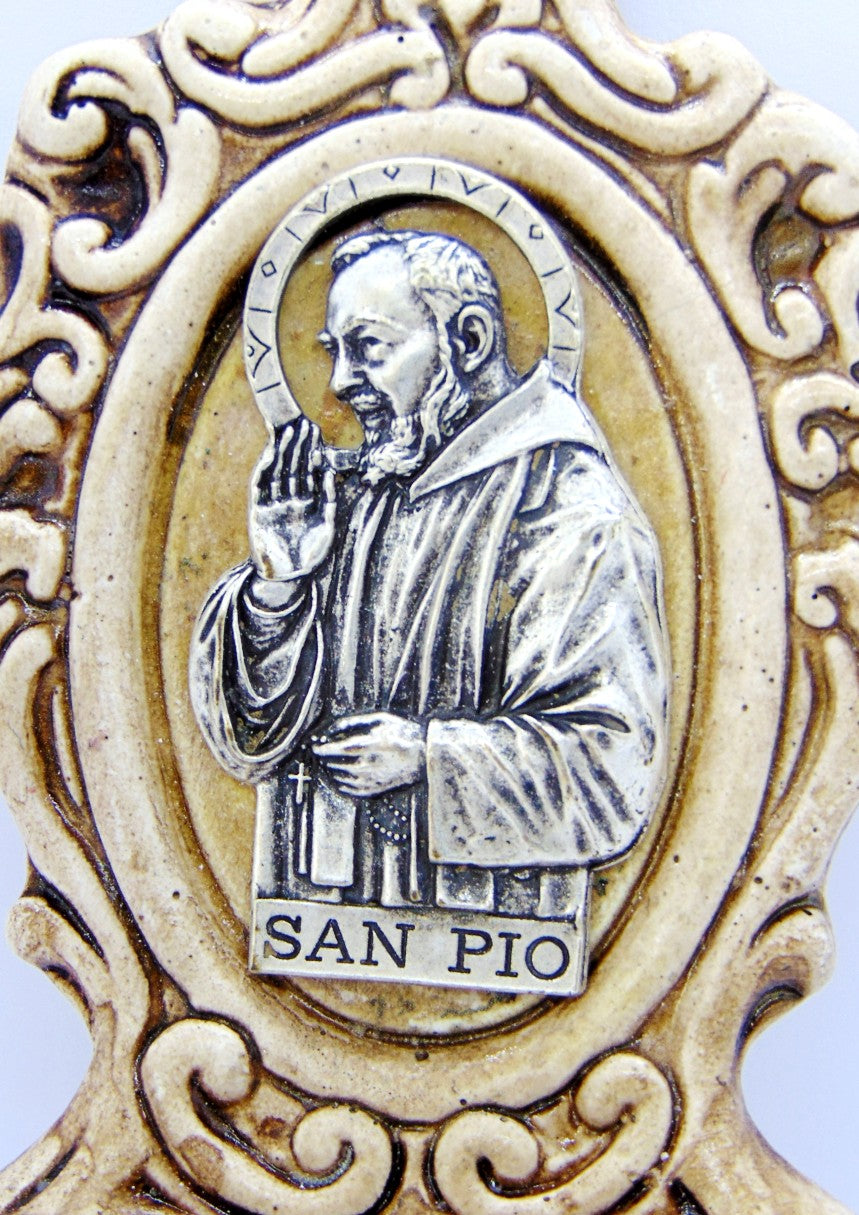 Acquasantiera con Padre Pio in metallo
