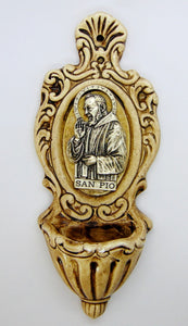 Acquasantiera domestica con placca metallica di Padre Pio