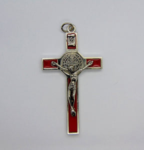 Ciondolo crocifisso con smalto rosso e croce San Benedetto