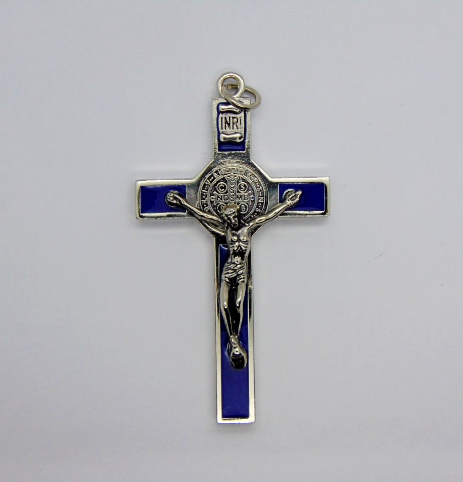 Ciondolo crocifisso con smalto blu e croce San Benedetto