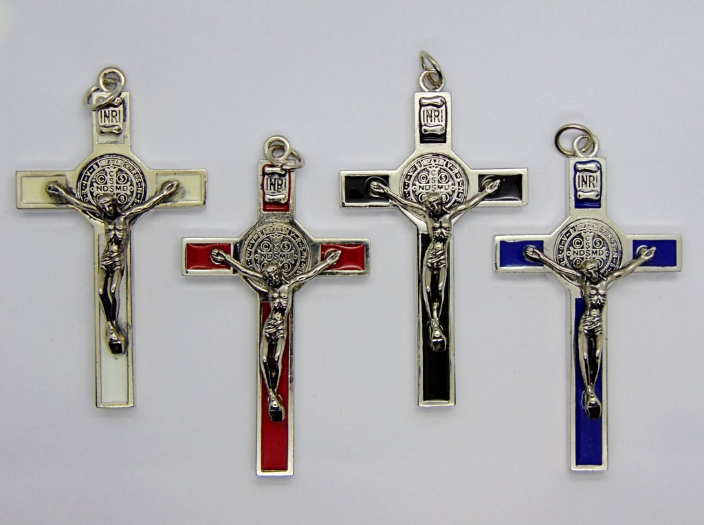 Ciondolo crocifisso con smalto colorato e croce San Benedetto