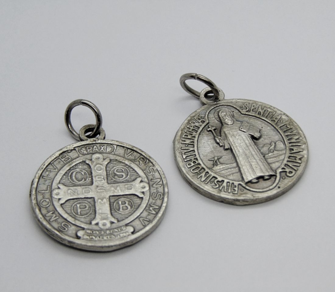 Medaglia croce San Benedetto metallo invecchiato 2,5cm diametro