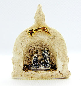 Presepe natale raffigurante cupola San Pietro con natività in metallo e stella cometa