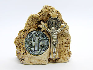 Roccia in polvere di pietra con crocifisso metallico e croce di San Benedetto