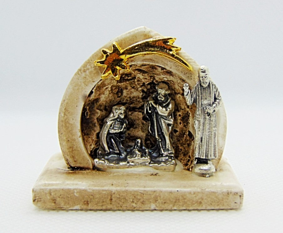 Presepe natale raffigurante grotta con Padre Pio e con natività in metallo e stella cometa
