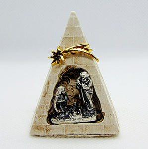 Presepe natale raffigurante piramide con natività in metallo e stella cometa