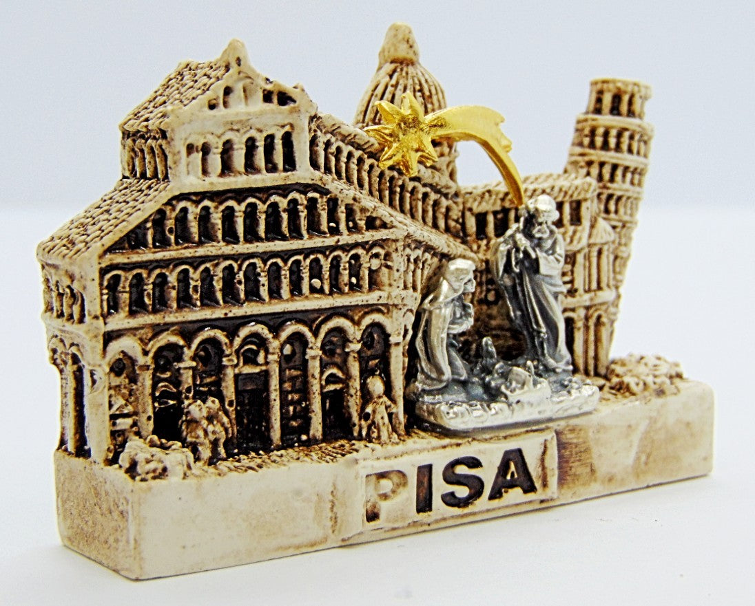 Piazza dei miracoli di Pisa con natività in metallo