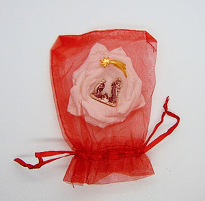 Rosa bianca in sacchetto rosso, con natività metallica